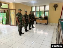 Empat anggota TNI menjalani sidang di Pengadilan Militer III-19 Jayapura. (Foto: Gustav K)