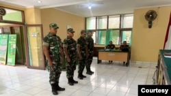 Empat anggota TNI menjalani sidang di Pengadilan Militer III-19 Jayapura, Rabu (15/2). foto Gustav K