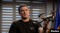 負責無人機採購的烏克蘭數字化轉型部長米哈伊洛·費多羅夫(Mykhailo Fedorov)2023年9月15日在基輔持有一架無人機。