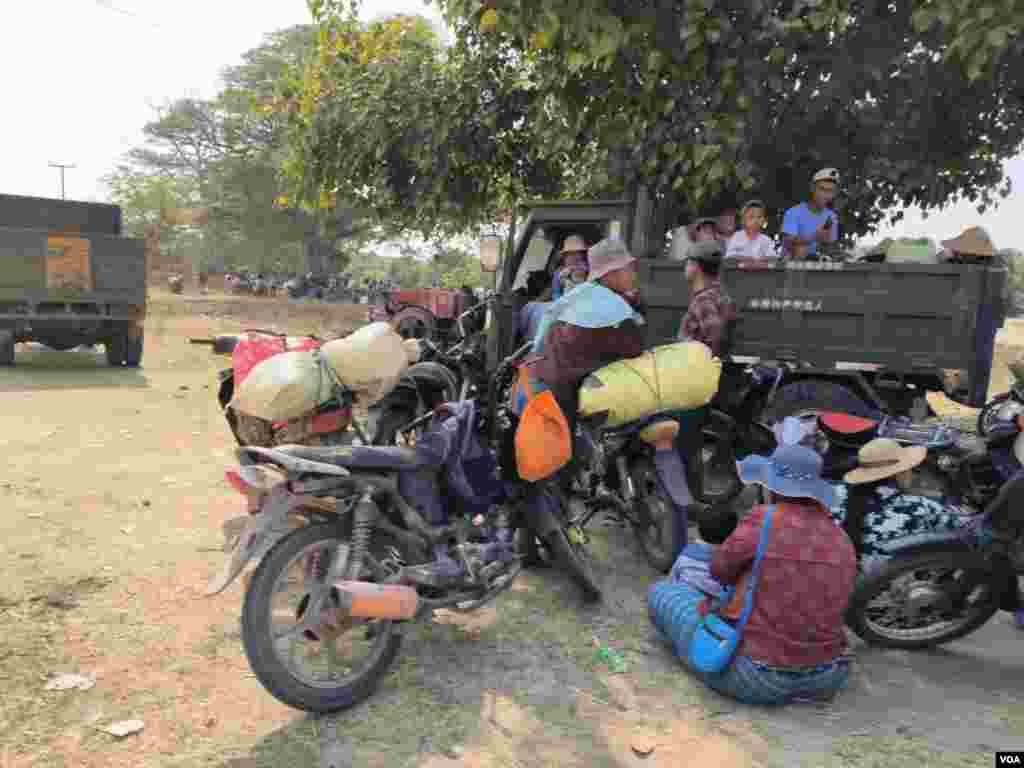 စစ်ဘေးတိမ်းရှောင်နေရတဲ့ ခင်ဦးမြို့နယ်ထဲက ဒေသခံများ (ဓါတ်ပုံ - CJ)