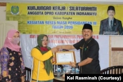 Rasminah bersama Ketua DPRD Indramayu Saefuddin (kanan). (Foto: Courtesy/Kel Rasminah)