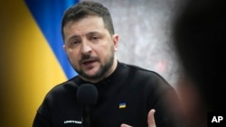 Prezidan Ikrenyen Volodymyr Zelenskyy pale pandan yon konferans pou lapres a lokazyon premye anivese lage Larisi a, nan vil Kyev, 24 Fevriye, 2023. 