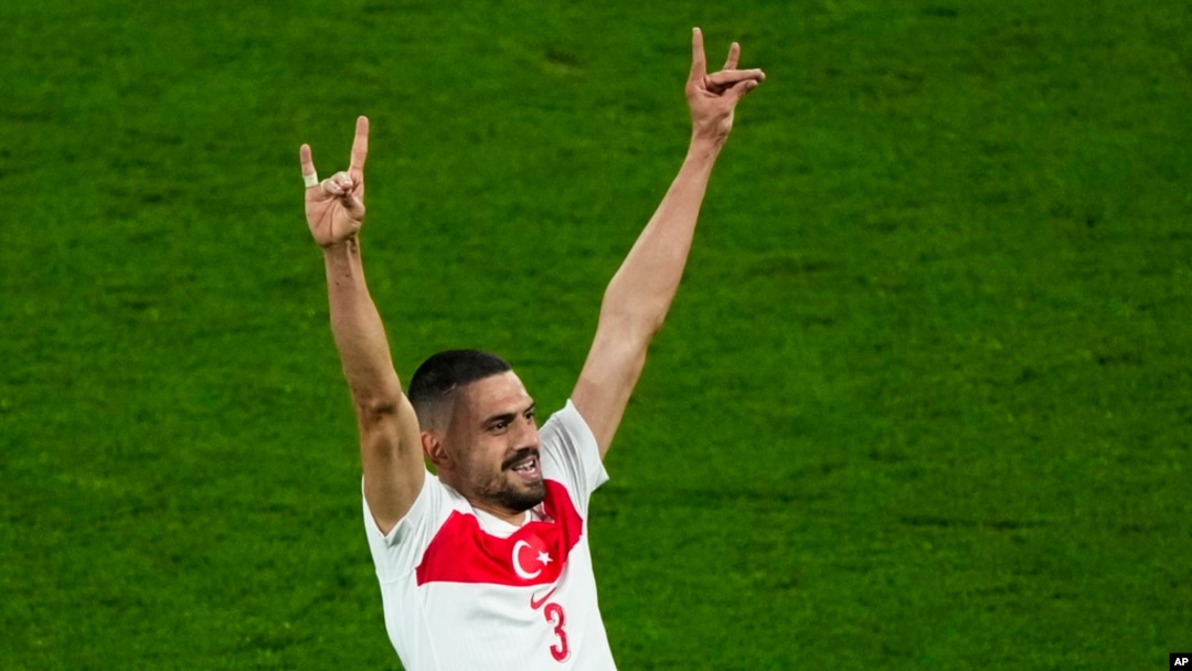 UEFA, Avusturya filelerine bıraktığı iki golle Türkiye’nin Avrupa Şampiyonası’nda çeyrek finale çıkmasında başrolü oynayan Merih Demiral’ın “bozkurt” selamlı kutlaması hakkında, soruşturma başlattı. 