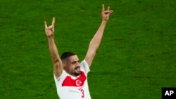 UEFA, Avusturya filelerine bıraktığı iki golle Türkiye’nin Avrupa Şampiyonası’nda çeyrek finale çıkmasında başrolü oynayan Merih Demiral’ın “bozkurt” selamlı kutlaması hakkında, soruşturma başlattı. 