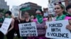 Protest protiv odluke Vrhovnog suda o ukidanju federalne zaštite prava na abortus u Vašingtonu, jul 2022. (AP Photo/Jose Luis Magana)