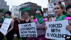 Protest protiv odluke Vrhovnog suda o ukidanju federalne zaštite prava na abortus u Vašingtonu, jul 2022. (AP Photo/Jose Luis Magana)