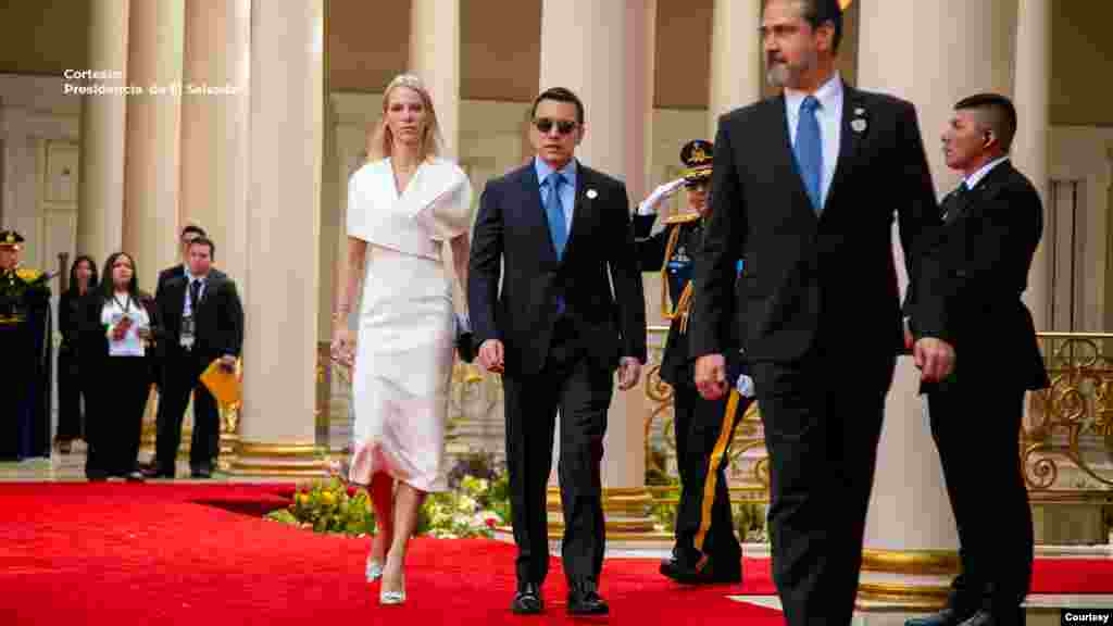 El presidente de Ecuador, Daniel Noboa y su esposa llegaron para acompañar al mandatario centroamericano. [Presidencia de El Salvador]