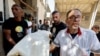 Ljudi nose tijelo jednog od stranih radnika iz Svjetske centralne kuhinje (WCK) u izraelskom zračnom napadu.