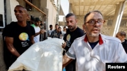 加沙地带南部的拉法，人们抬着一名在以色列空袭中丧生的世界中央厨房员工的遗体。（2024年4月3日）