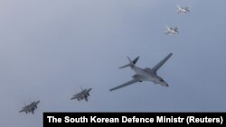 지난 3월 한반도에 전개한 미 공군 B-1B 전략폭격기가 한국 공군 KF-16, F-15K 전투기와 연합기동훈련을 했다. (자료사진)