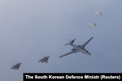 韩国国防部发布的照片显示美空军B-1B轰炸机与韩国军机举行联合军演。（2023年3月3日）