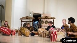 Ed Garcia (tengah) bersama para penabuh kendang Ensembel Gamelan Sunda, Universitas Pittsburgh, saat memainkan "Rampak kendang" (Foto: Courtesy of Firdaus)