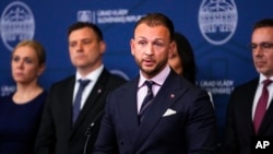 Глава МВД Словакии Матуш Шутай Эшток (в центре) выступает на пресс-конференции в Братиславе 