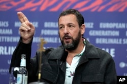 Aktor Adam Sandler berbicara di konferensi pers film 'Spaceman' di Festival Film Berlin, Februari 2024. (AP/Ebrahim Noroozi)