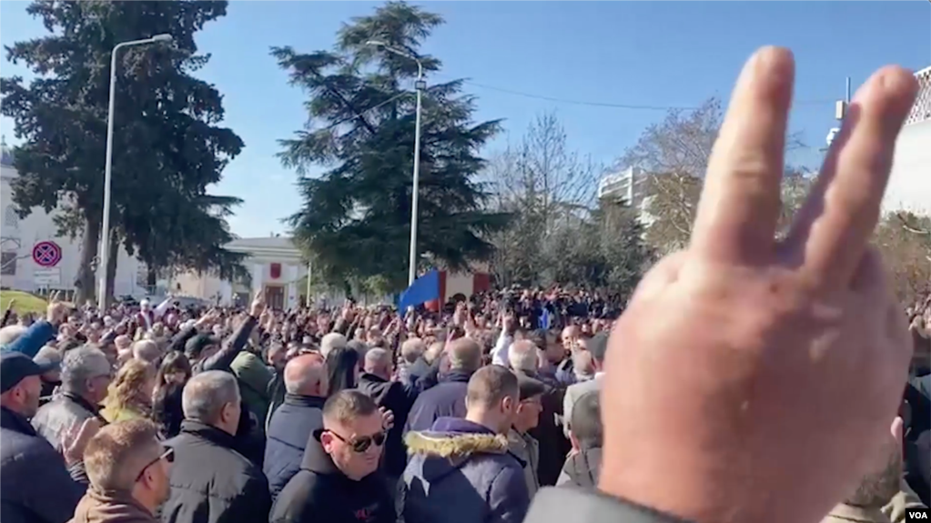 Shqipëri, opozita në protestë ndërsa Kuvendi miratoi një mocion me Ramën pas dy javësh