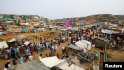 Para pengungsi Rohingya berkumpul di sebuah pasar di kamp pengungsi di Cox's Bazar, Bangladesh (foto: dok). 