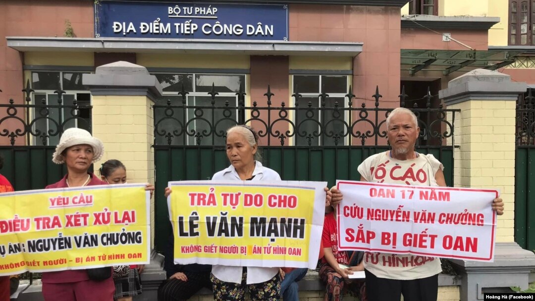Bà Nguyễn Thị Việt (giữa) cùng bố mẹ của tử tù Nguyễn Văn Chưởng đứng trước cửa Bộ Tư Pháp hôm 19/9 để kêu oan cho con trai bà, Lê Văn Mạnh, bị kết án tử hình và sắp bị đưa ra thi hành án.