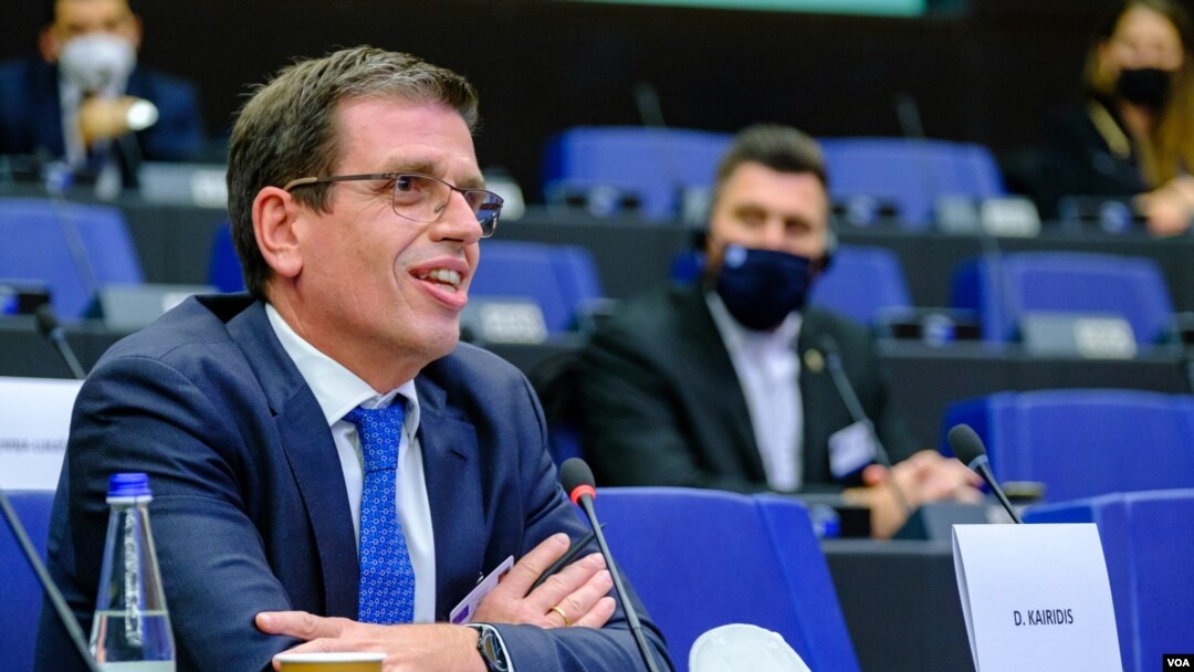 Керидис, кој е член на парламентарниот комитет меѓу САД и Грција, вели дека Грција работи со бугарските пријатели да помогне во спорот меѓу Скопје и Софија, нагласувајќи дека очекува брзо да се најде решение