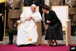 Pope Francis talks with Hungary President Katalin Novák in the square of "Sándor" Palace in Budapest, April 28, 2023.