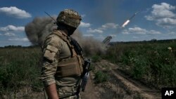 ফাইল ছবি - ইউক্রেনের দোনেৎস্ক অঞ্চলের বাখমুতের কাছে শেল ছুঁড়তে দেখছে একজন ইউক্রেনীয় সৈন্য। ( ১৩ আগস্ট, ২০২৩)