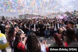 Gaziantep’te de Nevruz Bayramı her yıl olduğu gibi geniş bir katılımla kutlandı. Çok sayıda sivil toplum kuruluşu ve siyasi parti temsilcilerinin de katıldığı etkinlikte konuşmacılar Türkiye’deki ekonomik krize de dikkat çekti, 17 Mart 2024. 