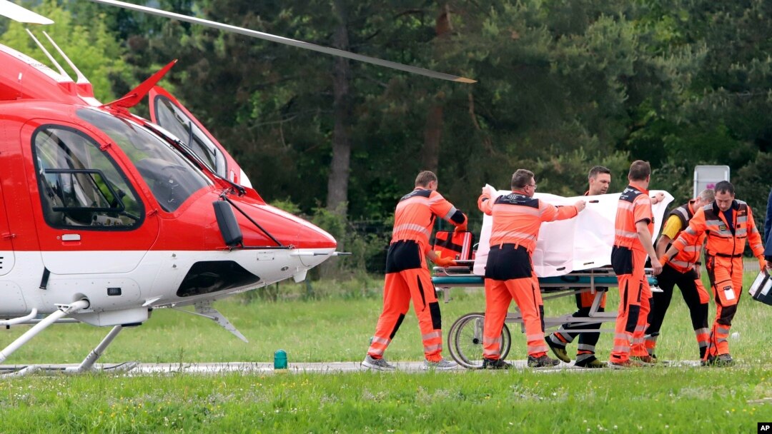 ARHIVA - Spasioci na kolicima prevoze slovačkog premijera Roberta Fica u bolnicu pošto je posle teškog ranjavanja u atentatu dovezen helikopterom, u grandu Banska Bistrica, u centralnoj Slovačkoj, 15. maja 2024.