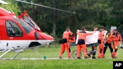 ARHIVA - Spasioci na kolicima prevoze slovačkog premijera Roberta Fica u bolnicu pošto je posle teškog ranjavanja u atentatu dovezen helikopterom, u grandu Banska Bistrica, u centralnoj Slovačkoj, 15. maja 2024.