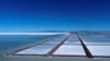 Piscinas de evaporación para la extracción de litio se ven en el Salar de Uyuni, un vasto salar blanco en el centro de una carrera mundial por los recursos del metal para baterías de litio, en las afueras de Uyuni, Bolivia, el 26 de marzo de 2022.