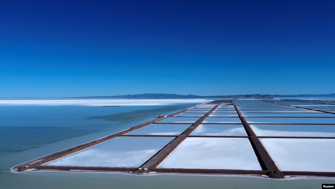 Piscinas de evaporación para la extracción de litio se ven en el Salar de Uyuni, un vasto salar blanco en el centro de una carrera mundial por los recursos del metal para baterías de litio, en las afueras de Uyuni, Bolivia, el 26 de marzo de 2022.