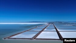 Piscinas de evaporación para la extracción de litio se ven en el Salar de Uyuni, un vasto salar blanco en el centro de una carrera mundial por los recursos del metal para baterías de litio, en las afueras de Uyuni, Bolivia, el 26 de marzo de 2022.