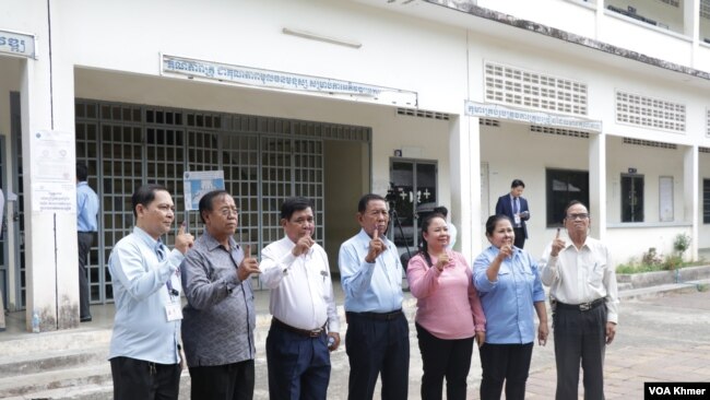 អង្គបោះឆ្នោត​លើក​ដៃ​ជ្រលក់​ទឹក​ថ្នាំ ក្រោយ​បាន​បោះ​ឆ្នោត​ជ្រើសរើស​ក្រុម​ប្រឹក្សា​រាជធានី ខេត្ត ក្រុង ស្រុក ខណ្ឌ អាណត្តិ​ទី៤នៅ​មណ្ឌល​បោះឆ្នោត​វិទ្យាល័យ​ប៊ុនរ៉ានី​វត្តភ្នំ ក្នុង​ខណ្ឌ​ដូនពេញ ក្នុង​រាជធានី​ភ្នំពេញ នា​ថ្ងៃទី​២៦ ខែ​ឧសភា ឆ្នាំ​២០២៤។ (ស៊ឹម ចាន់សំណាង/វីអូអេ)