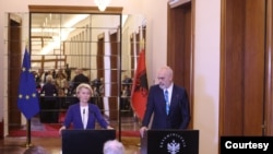 Presidentja e Komisionit europian Ursula von der Leyen, në konferencën e shtypit në Tiranë me kryeministrin Edi Rama