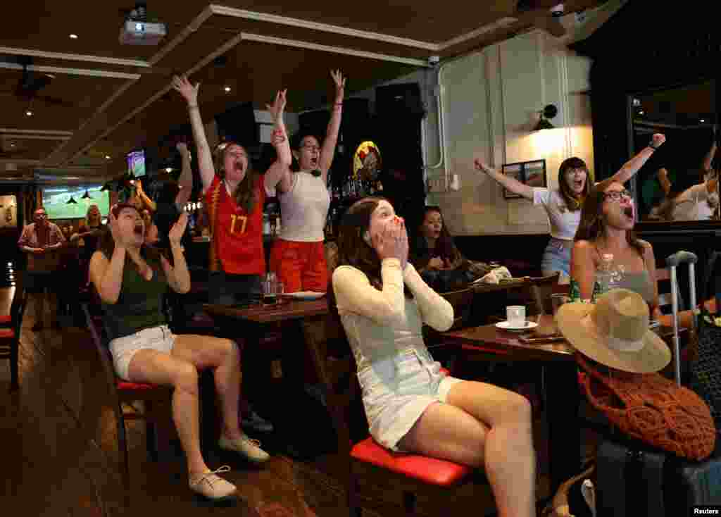 Fans timnas putri Spanyol merayakan di sebuah bar di Madrid setelah pemain Spanyol Olga Carmona mencetak gol kemenangan dalam pertandingan semi final antara Spanyol vs Swedia selama Piala Dunia Wanita FIFA di Selandia Baru. (Reuters)&nbsp;