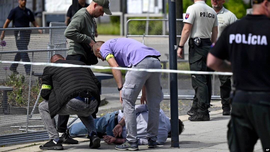 Polisi menangkap seorang pria setelah Perdana Menteri Slovakia Robert Fico ditembak dan terluka setelah melakukan sidang kabinet di Kota Handlova, Slovakia, 15 Mei 2024. (Foto: via AP)