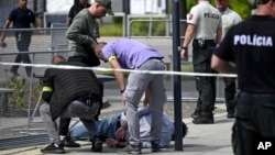 Polisi menangkap seorang pria setelah Perdana Menteri Slovakia Robert Fico ditembak dan terluka setelah melakukan sidang kabinet di Kota Handlova, Slovakia, 15 Mei 2024. (Foto: via AP)