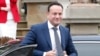 Vođa irske vlade Leo Varadkar izlazi iz svog automobila na sastanak u Belfastu, Sjeverna Irska, 5. februara 2024. Varadkar će prisustvovati godišnjem prijemu za Dan Svetog Patrika u Bijeloj kući u Washingtonu 15. marta.