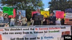 미국 공화당 소속 크리스 스미스 하원의원이 지난 8월 워싱턴의 중국대사관 앞에서 열린 탈북민 강제북송 반대 집회에 참석했다.