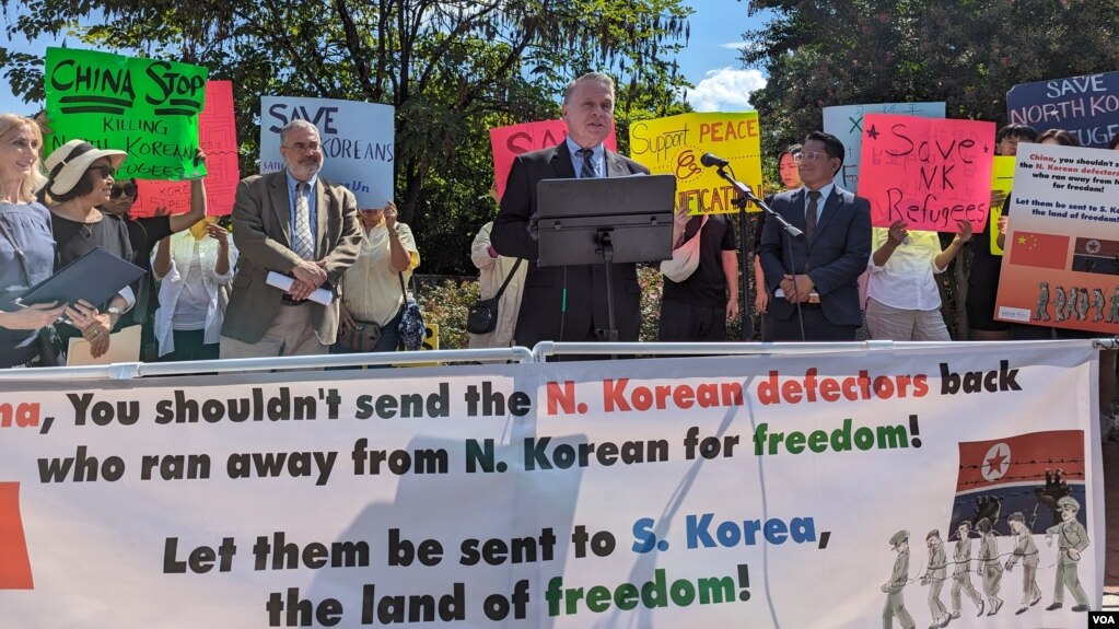 미국 공화당 소속 크리스 스미스 하원의원이 23일 워싱턴의 중국대사관 앞에서 열린 탈북민 강제북송 반대 집회에 참석했다.