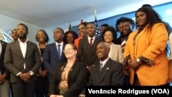 Jovens angolanos e são-tomenses seleccionados para o Mandela Washington Fellowship com o embaixador dos EUA, Tulinabo Mushingi, Luanda