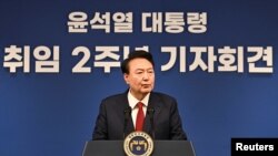 Presiden Korea Selatan Yoon Suk-yeol menghadiri konferensi pers menandai dua tahun masa jabatannya, di Kantor Kepresidenan di Seoul, Korea Selatan, 9 Mei 2024. (SONG KYUNG-SEOK/Pool via REUTERS)