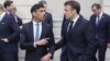 El presidente francés, Emmanuel Macron, y el primer ministro británico, Rishi Sunak, hablan después de una foto grupal con los ministros durante una cumbre franco-británica en el Palacio del Elíseo en París, Francia, el viernes 10 de marzo de 2023.
