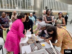 Ratna Cary, membuka ruang belajar membatik untuk para pengunjung "Batik Day" di Gedung Worldbank, Washington, D.C. (VOA/Eva)