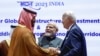 Putra Mahkota Arab Saudi Mohammed bin Salman dan Presiden AS Joe Biden berjabat tangan di samping Perdana Menteri India Narendra Modi pada KTT G20 di New Delhi, India, 9 September 2023 lalu (foto: ilustrasi). 