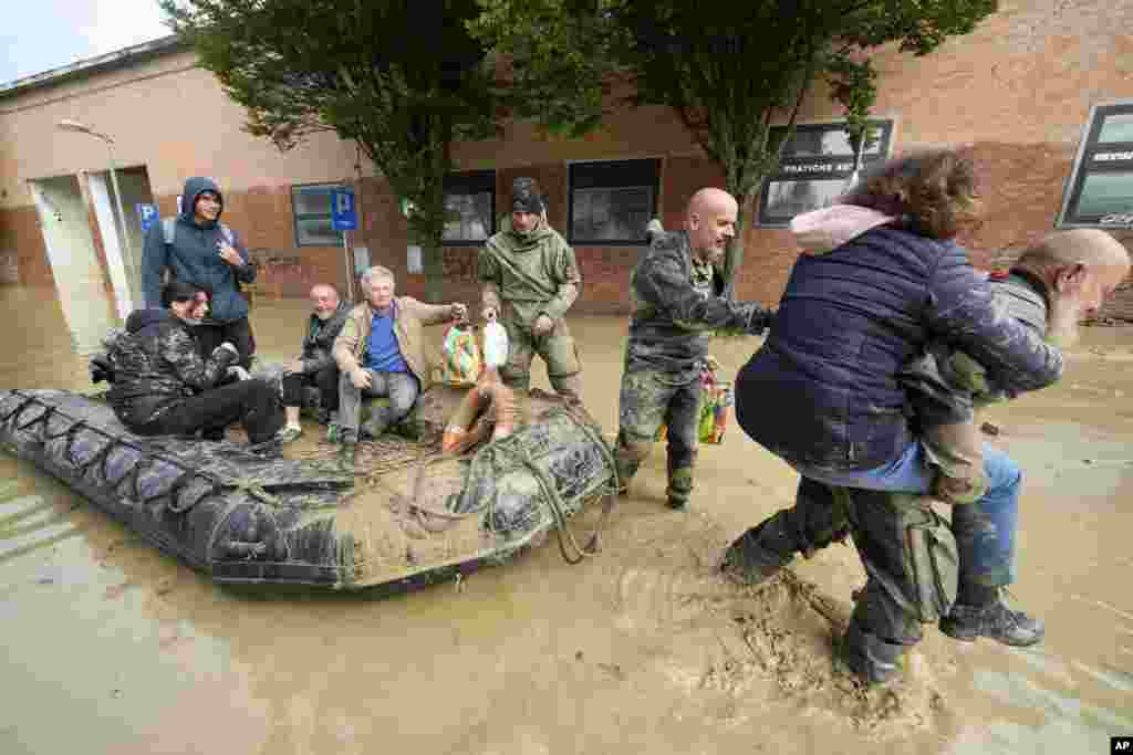 Луѓе спасени во Фаенца, Италија, 18 мај 2023 година. Дождовите во регионот во северна Италија по поплава, загинаа најмалку девет лица, илјадници се евакуирани.