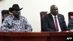 FILE - South Sudanese President Salva Kiir (L), and opposition leader Riek Machar, attend the signing ceremony after both leaders sealed an agreement on a key military provision of their faltering peace deal at the State house in Juba on April 3, 2022. 
