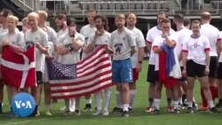 Stars et diplomates jouent au foot à Washington D.C. pour collecter des fonds pour les jeunes