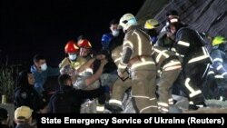 Spašavanje muškarca iz ruševina stambene zgrade nakon ruskog napada na periferiji grada Dnjepra, Ukrajina, 3. juni 2023.