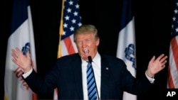 El candidato presidencial republicano Donald Trump habla durante un acto de campaña en Council Bluffs, Iowa, el 29 de diciembre de 2015.