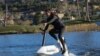 Stacey Kitchen mengendarai sepeda listrik hydrofoil Manta 5 di Danau Las Vegas, selama berlangsungnya Consumer Electronics Show (CES) 2020, di Henderson, Nevada, 10 Januari 2020. (DAVID MCNEW / AFP)