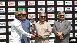 ঢাকার শেরে-ই-বাংলা জাতীয় ক্রিকেট স্টেডিয়ামে বাংলাদেশ ও আয়ারল্যান্ডের মধ্যে টেস্ট ক্রিকেট ম্যাচ জেতার পর ট্রফি হাতে বাংলাদেশের অধিনায়ক সাকিব আল হাসান পোজ দিচ্ছেন। (ছবি মুনির উজ জামান / এএফপি)